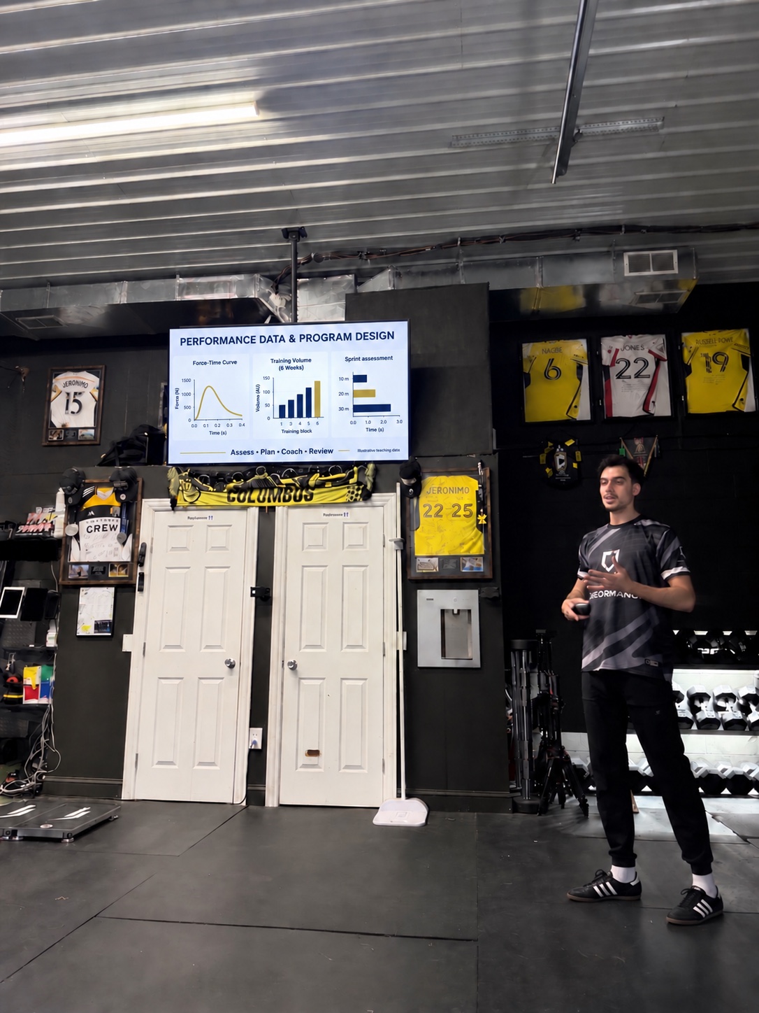 Ian Pessoa teaching sport science at LJ Performance